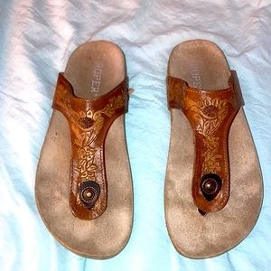 ROPER LEATHER TOOLED SANDALS